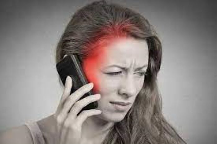 salah satu dampak radiasi hp adalah sakit kepala (Foto : lemonilo com)