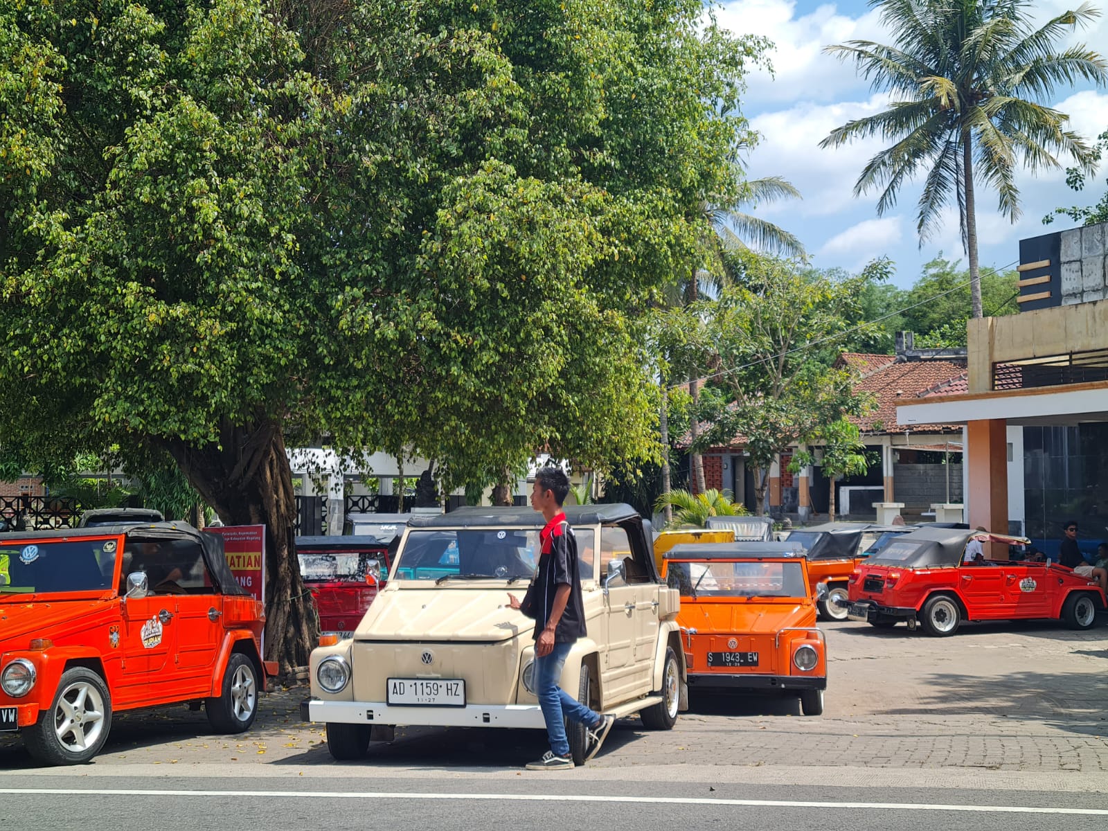BERJAJAR: Mobil VW tampak parkir di halaman Tourist Information Center (TIC) Borobudur. Naila Nihayah/Radar Jogja