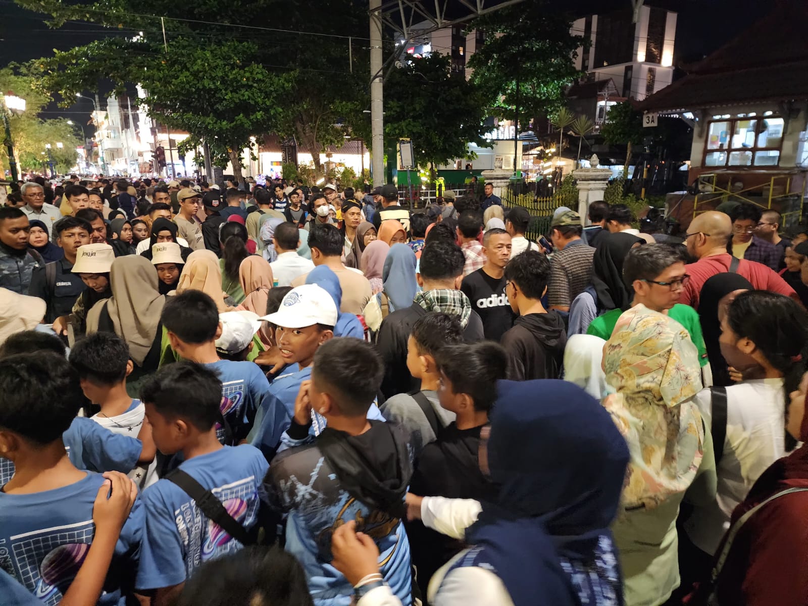 PENUH: Penumpang kereta api berusaha menuju stasiun. (Dok KAI Daop 6 Yogjakarta)