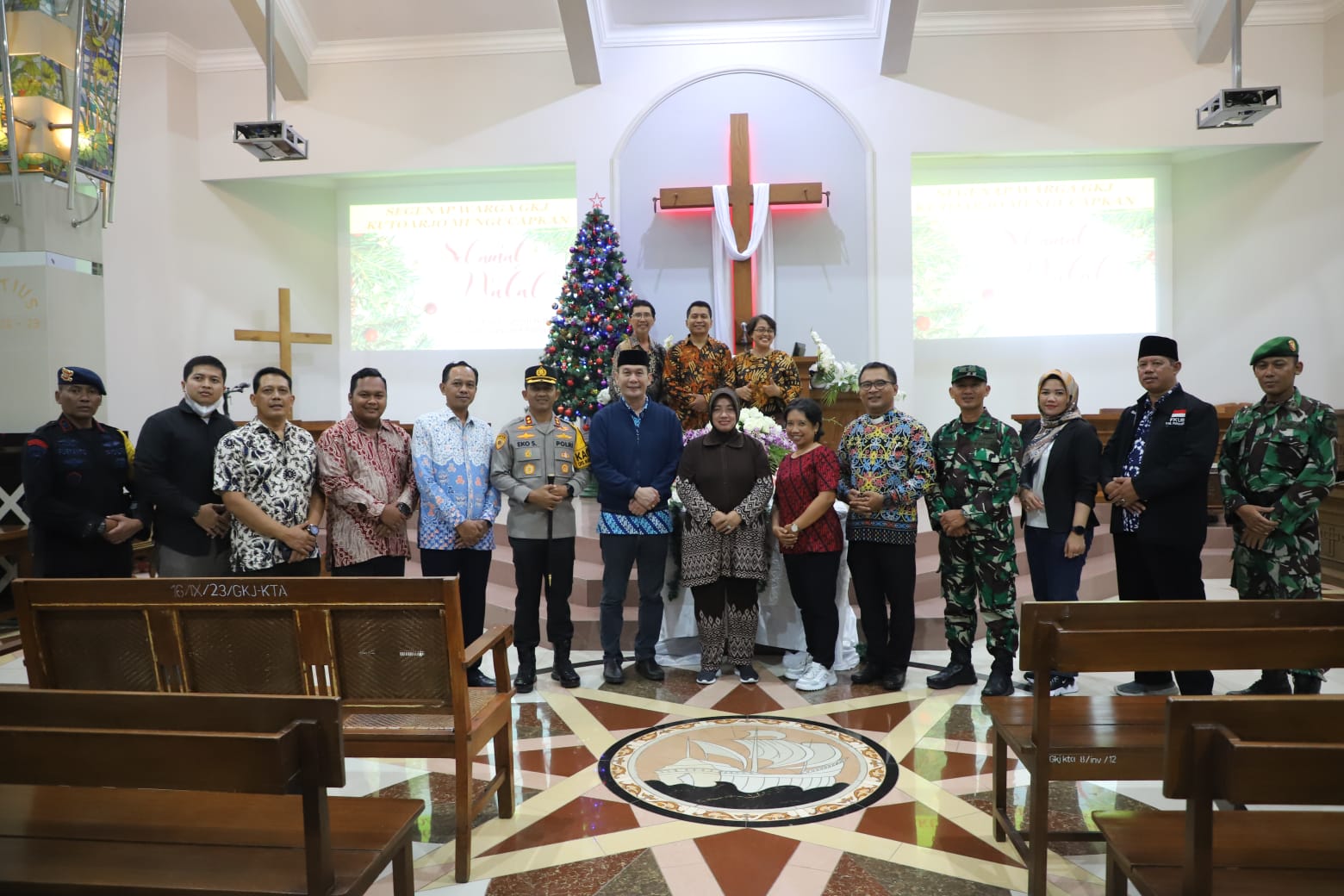 Bupati Purworejo saat melakukan monitoring malam natal pada Minggu (24/12). ISTIMEWA