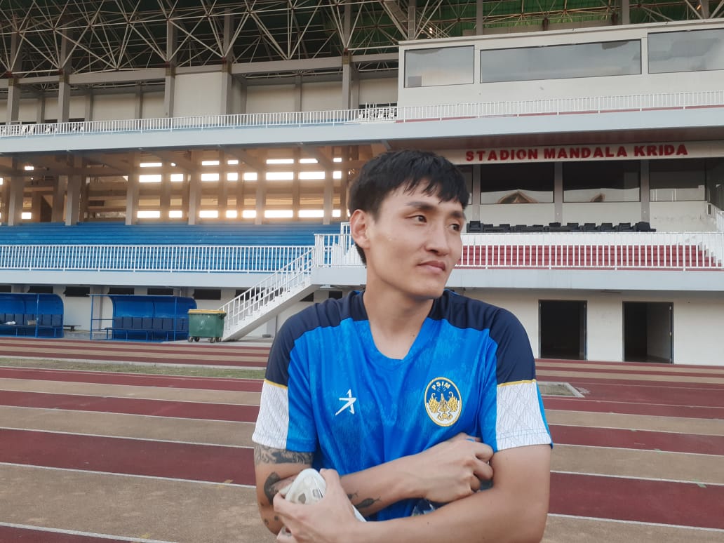 KUAT: Bek asing PSIM Jogja Kim Bong-jin di Stadion Mandala Krida, Jogja. (Rizky Wahyu/Radar Jogja)