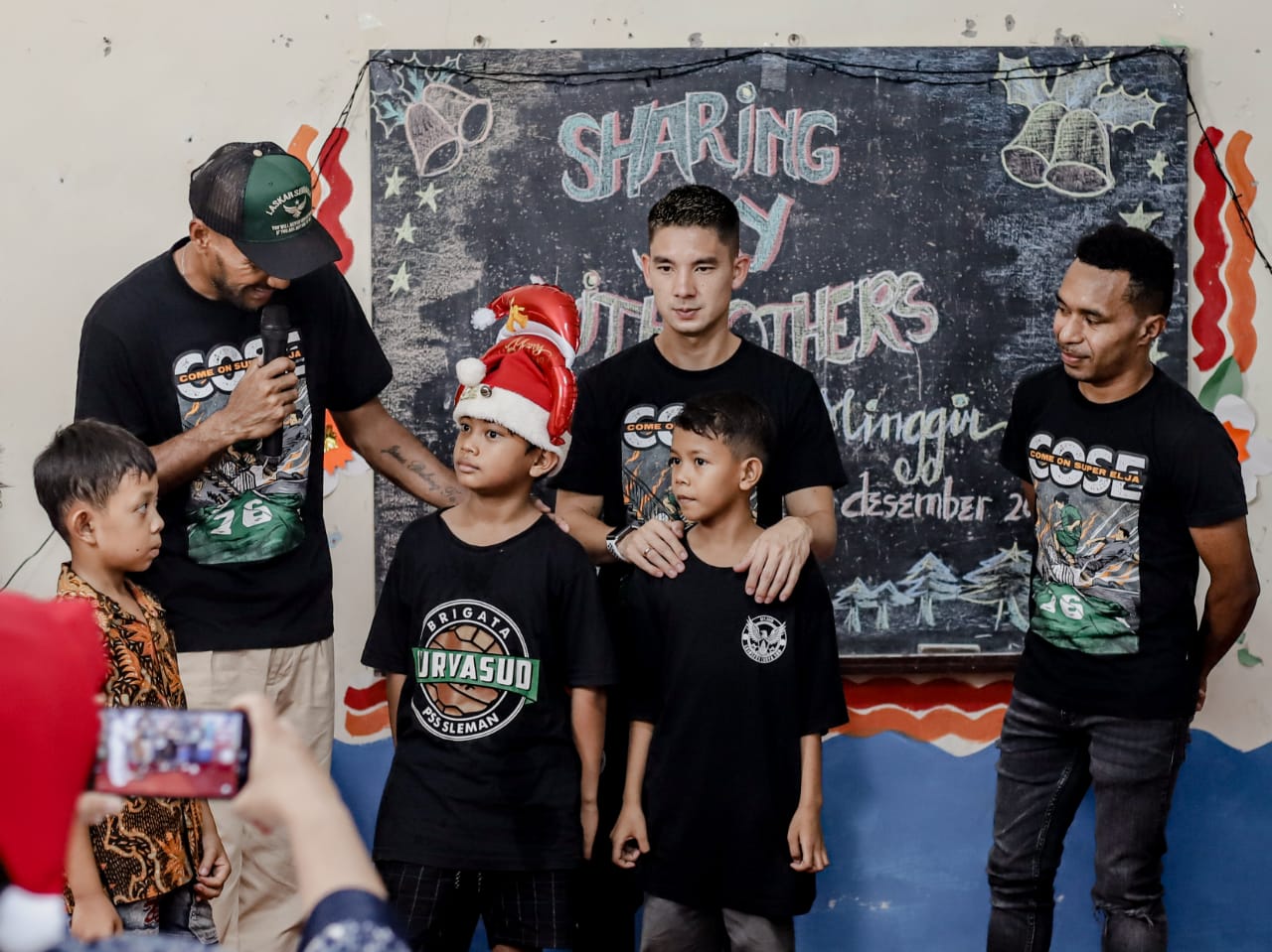 SMILE: Pemain PSS Sleman bersama siswa SD BOPKRI Minggir. (Dok PSS)