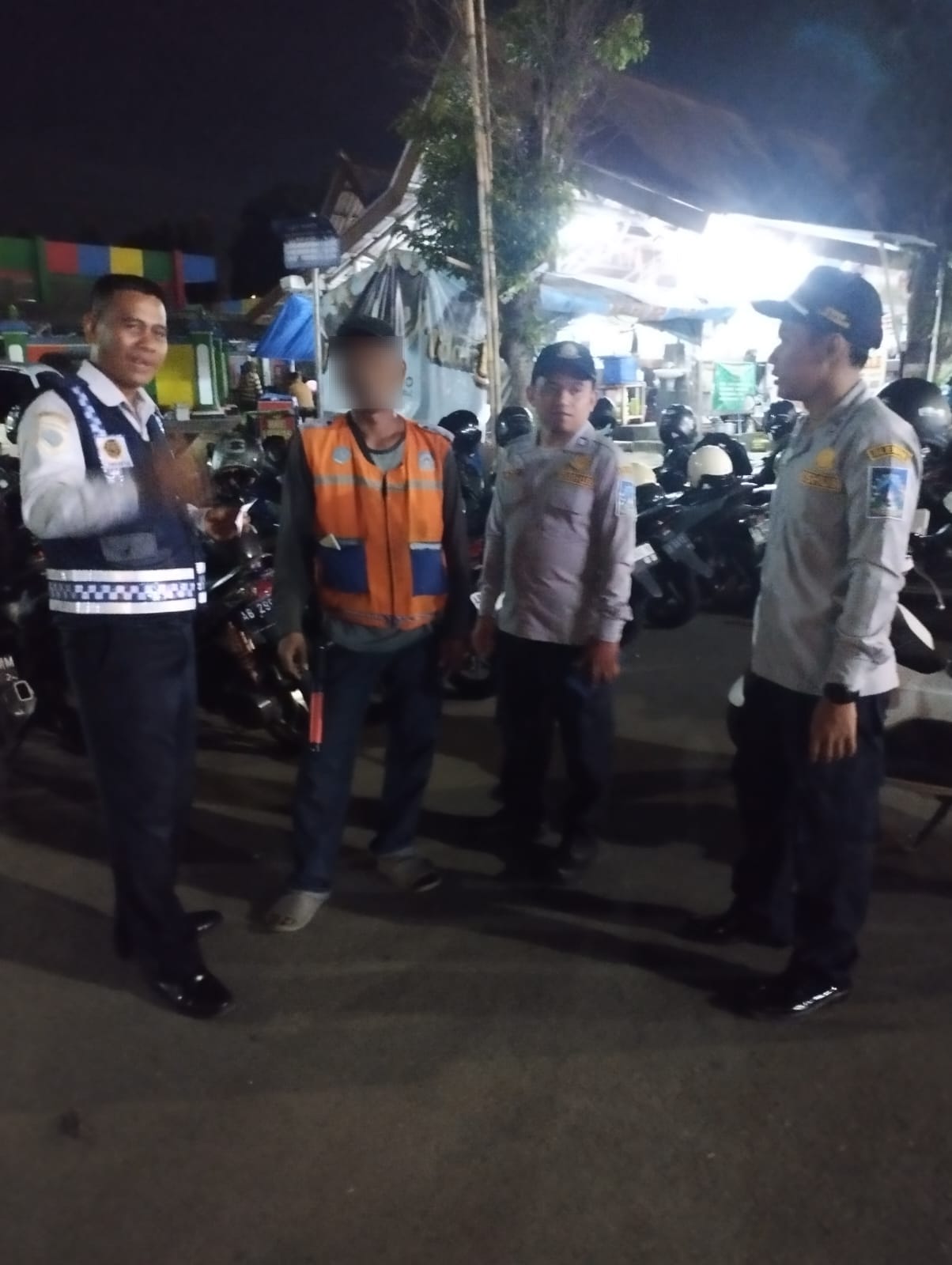 LANGSUNG TURUN: Petugas Dishub Sleman saat melakukan pembinaan terhadap jukir yang diduga menetapkan tarif tidak sesuai peraturan, Minggu (24/12). (Dok Dishub Sleman)