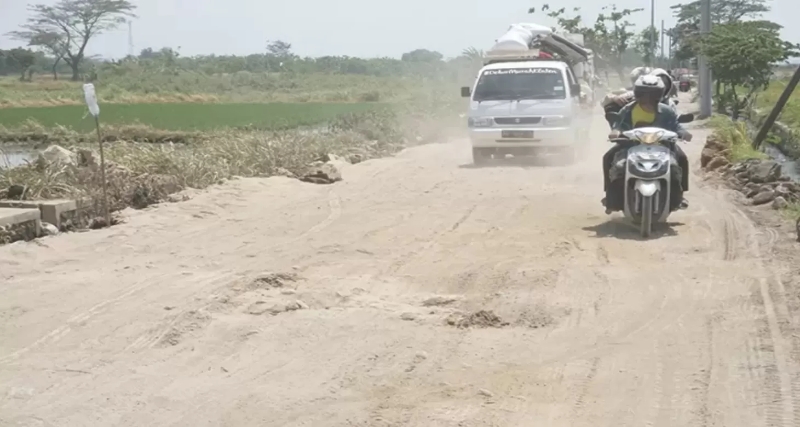 BERDEBU: Ruas Jalan Desa Manjungan, Kecamatan Ngawen yang mengalami rusak berat akibat dilintasi armada truk pengangkut material tol. (ANGGA PURENDA/RADAR SOLO)