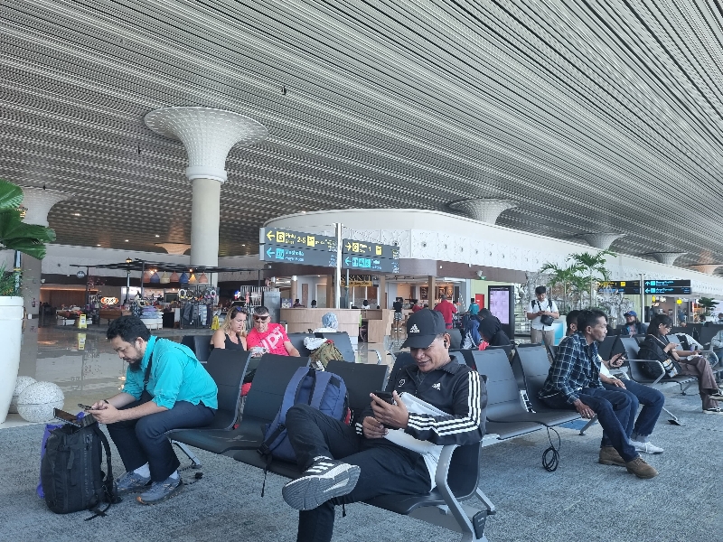 NYAMAN: Penumpang pesawat terbang di bandara YIA. (Fahmi Fahriza/Radar Jogja)