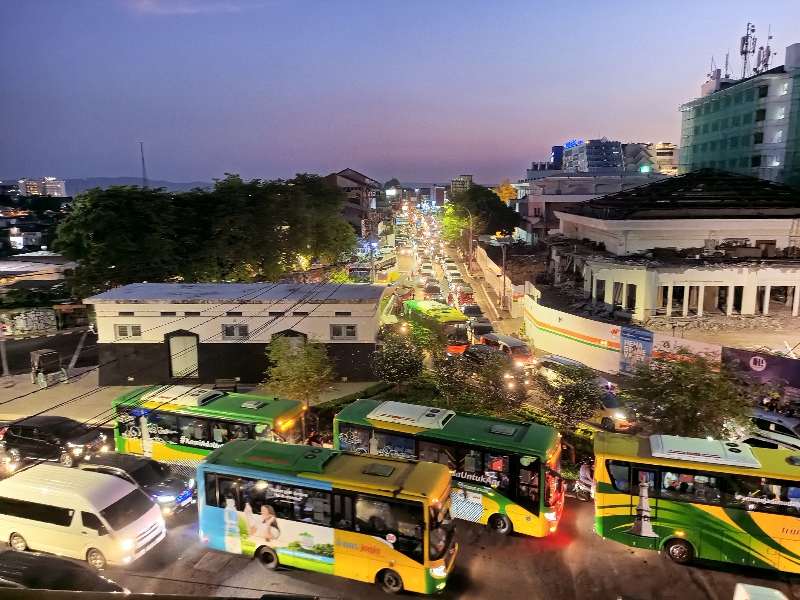 PANJANG: Kendaraan dan bus Trans Jogja melintas di ruas jalan  di Jogja. (Guntur Aga Tirtana/Radar Jogja)