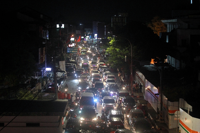 MANDEG: Mobil-mobil melintas di jalan di Kota Jogja saat libur nataru. (Guntur Aga Tirtana/Radar Jogja)