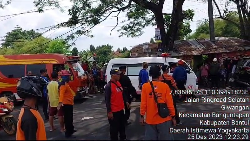 Petugas melakukan evakuasi penemuan mayat tanpa identitas di bawah jembatan Sungai Gajahwong, Tamanan, Banguntapan, Bantul (25/12/2023).  Foto:  Polres Bantul untuk Radar Jogja