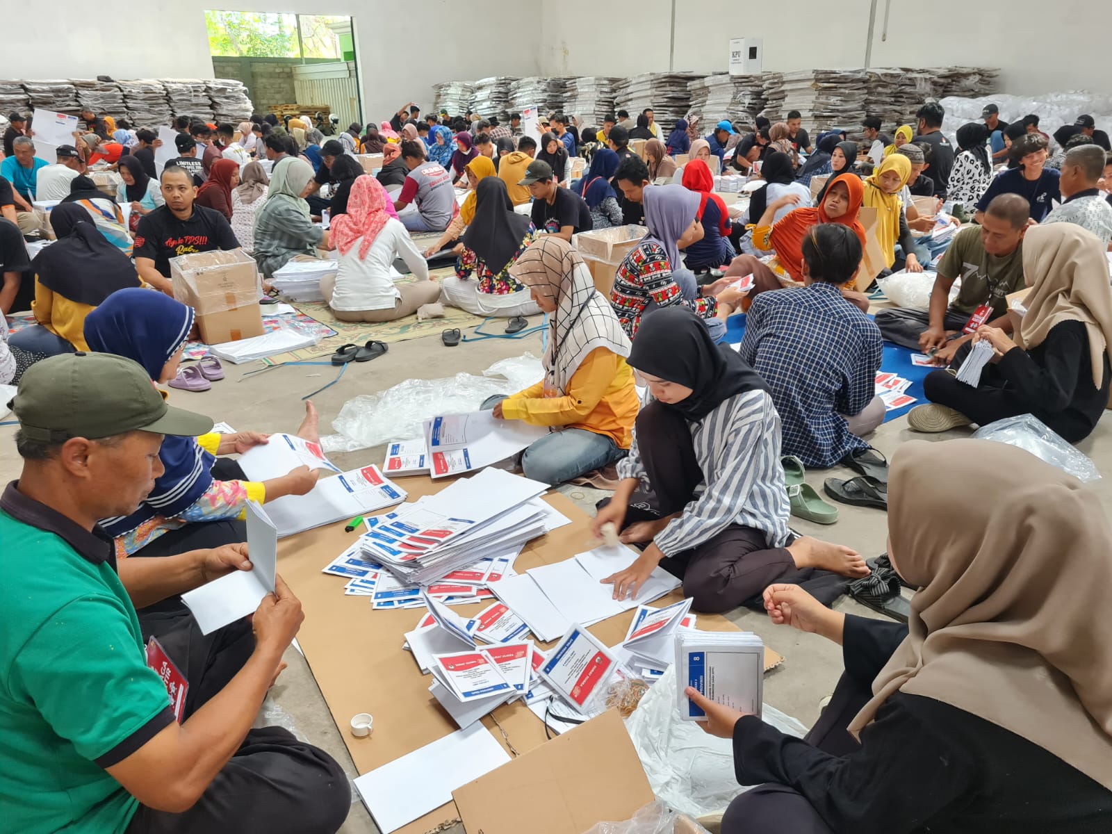 KOMPAK: Para warga tampak melipat surat suara di gudang KPU yang berada di Tamanagung, Muntilan, Sabtu (23/12/2023) lalu. Naila Nihayah/Radar Jogja