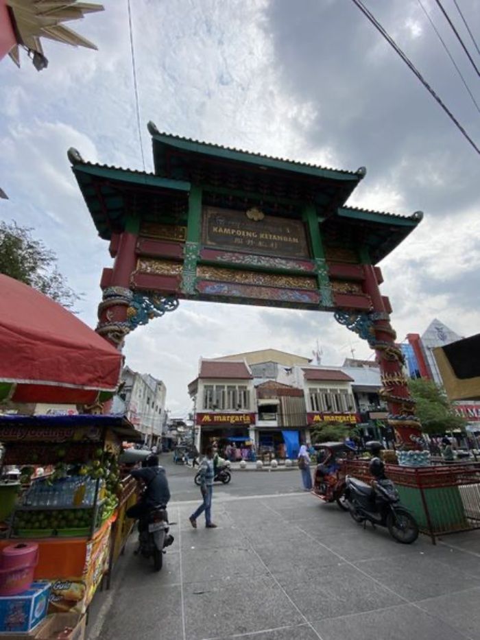 KHAS: Gapura Kampung Cina Ketandan atau Kampung Pecinan yang masih kental dengan suasana khas Tiongkok. (foto by Ade Garinta, sumber visitingjogja.jogjaprov.go.id)
