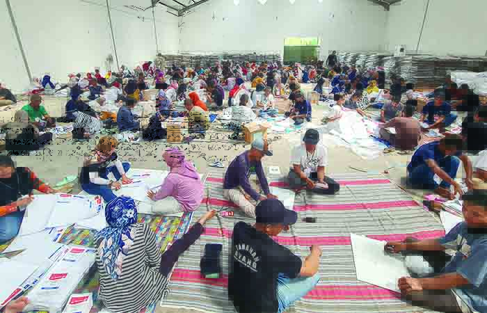 TENAGA LEPAS: Para warga tampak melipat surat suara di gudang KPU yang berada di Tamanagung, Muntilan, Sabtu (23/12) lalu.