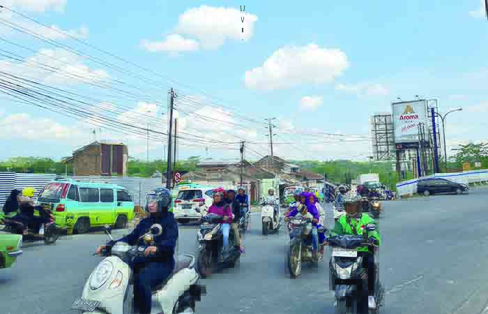 RAMAI: Arus lalu lintas di Simpang Canguk terpantau ramai lancar. Di sana, ada pos pengamanan untuk memantau kondisi jalan selama periode Nataru.
