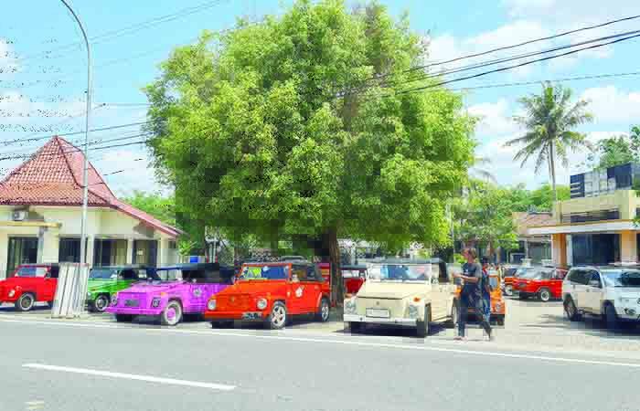 BERJAJAR: Mobil VW tampak parkir di halaman Tourist Information Center (TIC) Borobudur.