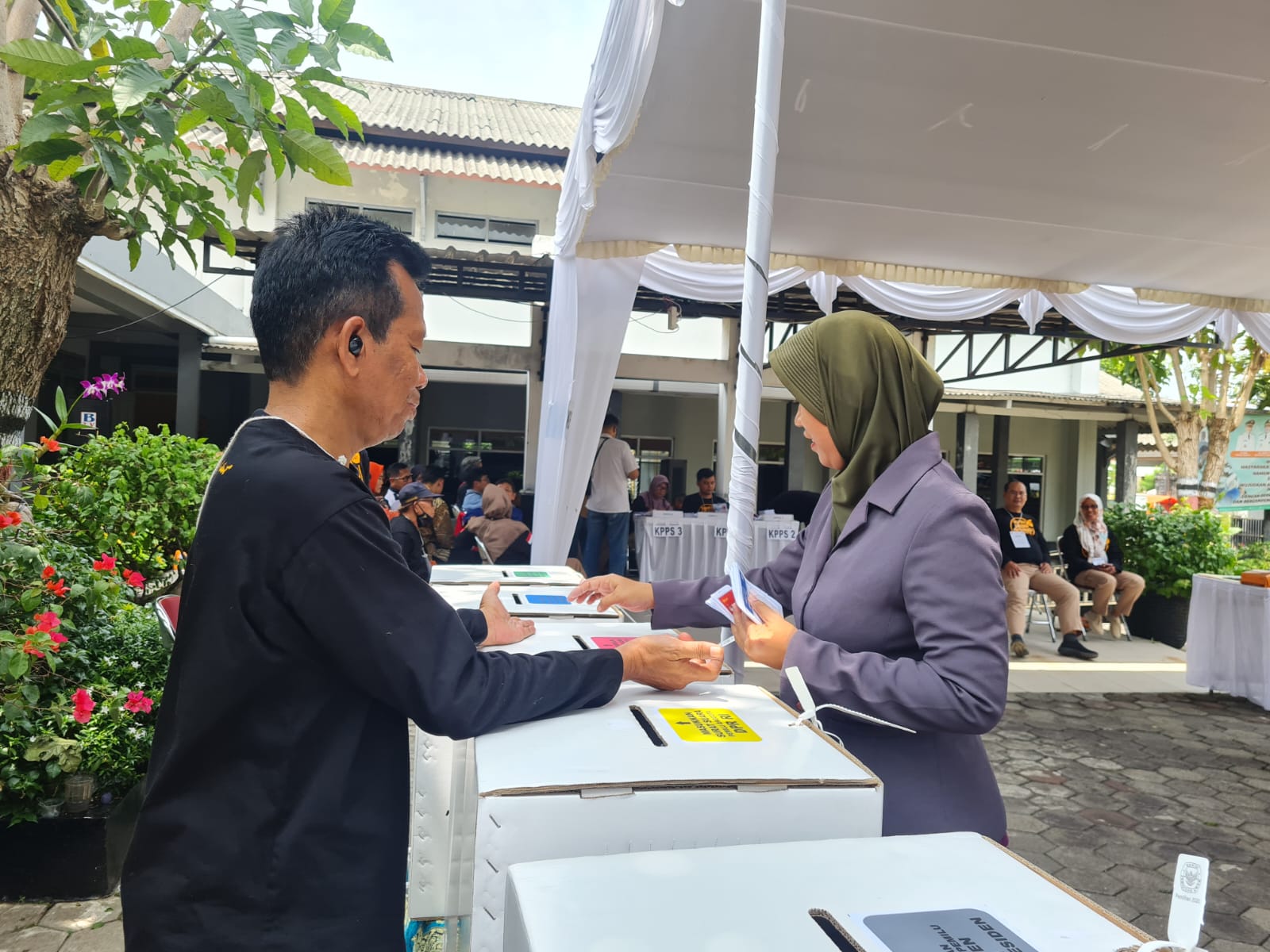 PRAKTIK: KPU menggandeng sejumlah warga untuk melakukan simulasi proses pemungutan suara pada pemilu 2024 mendatang, Selasa (26/12/2023). - Naila Nihayah/Radar Jogja