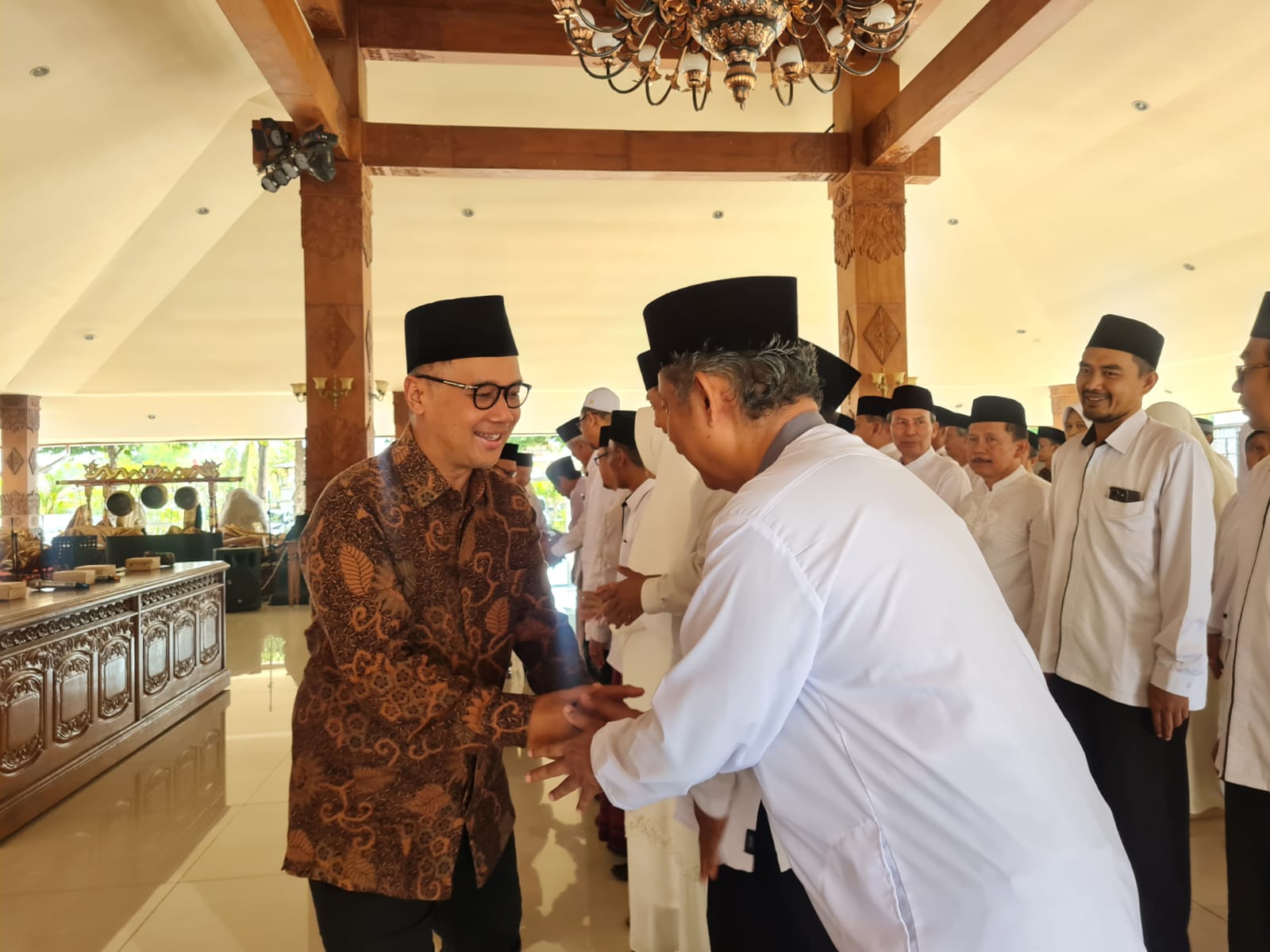 SIMBOLIS: Wali Kota Magelang Muchamad Nur Aziz memberikan ucapan selamat kepada pengurus MUI Kota Magelang tahun 2023-2028 yang baru saja dikukuhkan - Naila Nihayah/Radar Jog