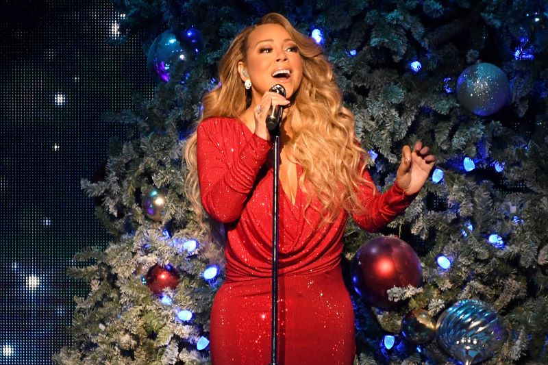 Mariah Carey saat bernyanyi dalam sebuah perayaan Natal. (website/NBC News)