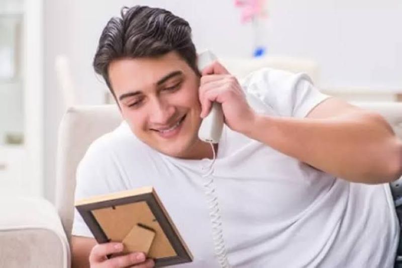 Ilustrasi seorang pria sedang merindukan pasangannya. (Google/@busurnusa)