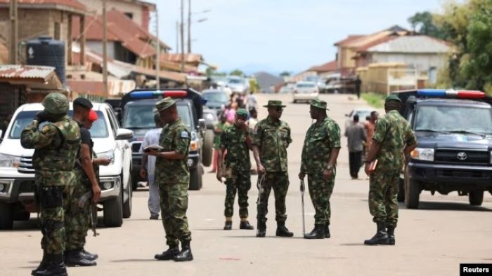 ilustrasi tentara Nigeria yang berjaga,pasca serangan kelompok bandit di gereja di Owo,Ondo, Nigeria pada 6/6/23 9 (voaindonesia)