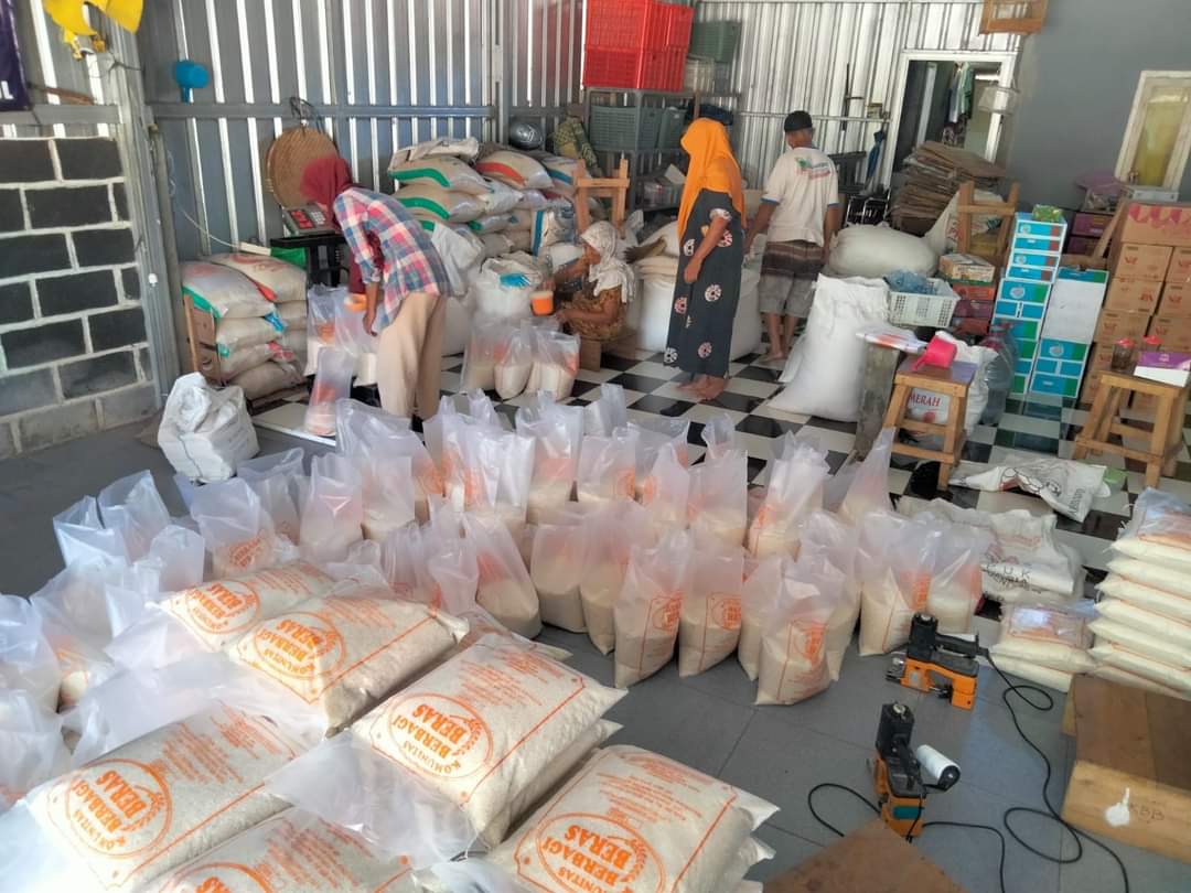 KONSISTEN: Proses penyaluran beras ke warga yang membutuhkan oleh relawan KBB. (Zaenuri For Radar Jogja)