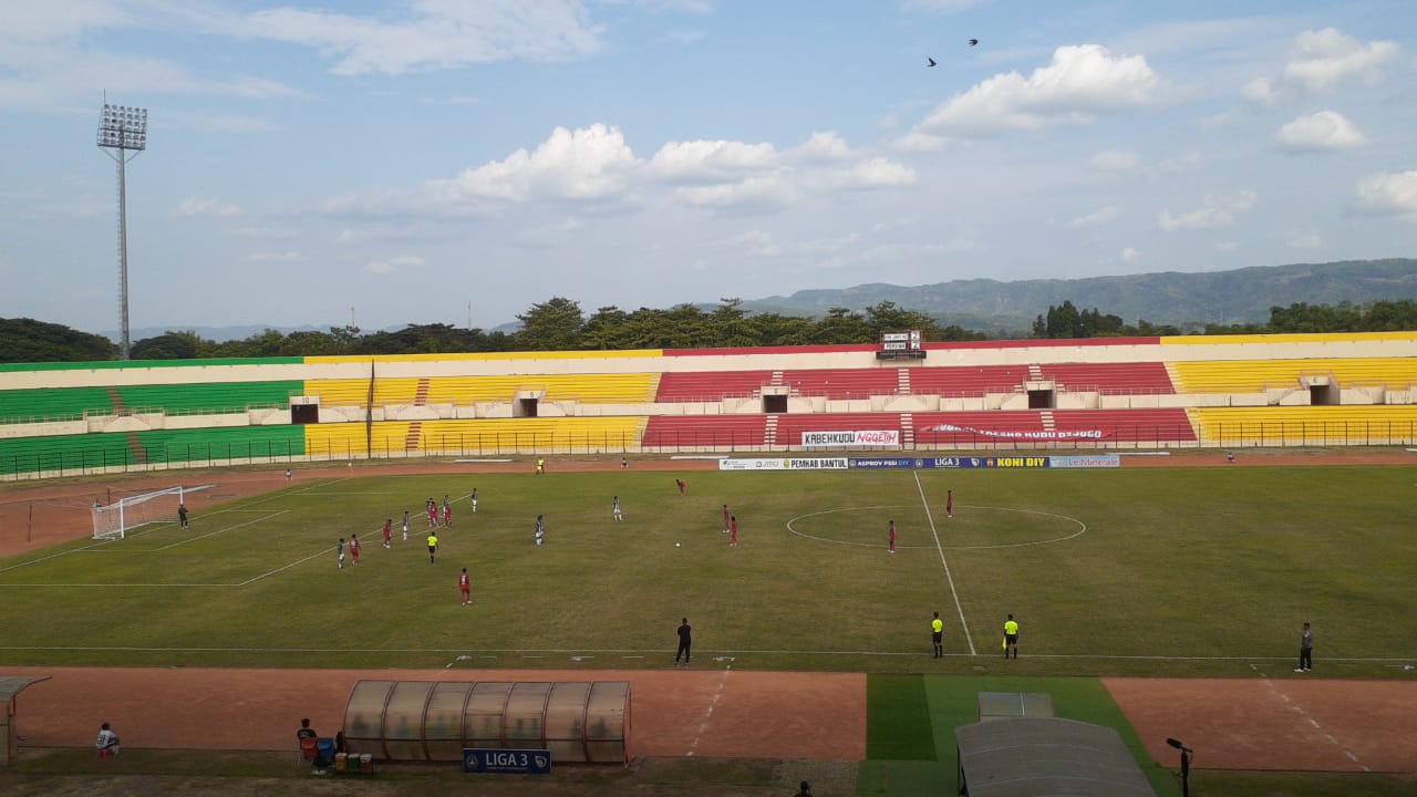 KUAT: HW UMY melawan Persiba Bantul dalam final Liga 3 DIY di Stadion Sultan Agung (SSA) Bantul, Selasa (26/12). (Rizky Wahyu/Radar Jogja)