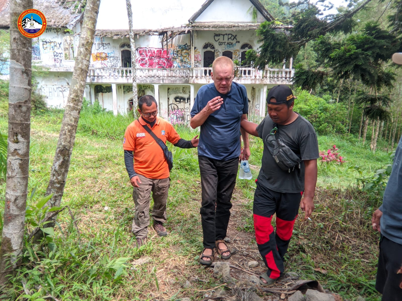 SELAMAT: Petugas Satlinmas Rescue Istimewa (SRI) Wilayah VII Kaliurang saat melakukan evakuasi terhadap WNA yang sempat hilang di obyek wisata Kaliurang. (SRI WILAYAH VII KALIURANG)