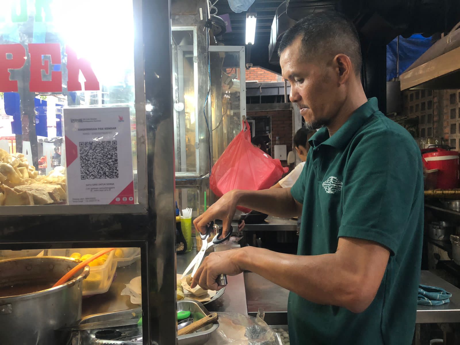 LARIS: Salah seorang pedagang di Teras Malioboro 1 Kendar saat melayani pesanan pengunjung Selasa (26/12). (Istimewa)