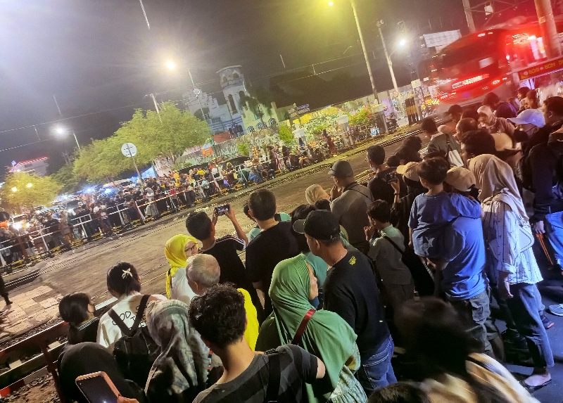 FULL: Kepadatan di perlintasan kereta api di kawasan Malioboro Jogja saat liburan nataru. (Guntur Aga Tirtana/Radar Jogja)