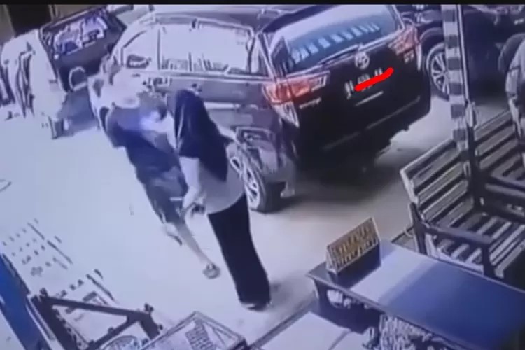 Seorang pria tega aniaya calon Istrinya di tempat cucian mobil di Koname Sulawesi Utara. (Instagram/ @sedangrame)