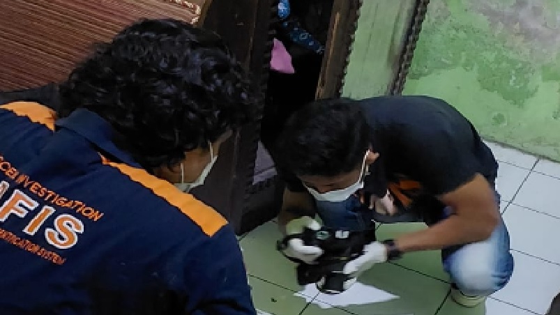 Petugas melakukan identifikasi terhadap korban. (Foto: Jeffry untuk Radar Jogja)