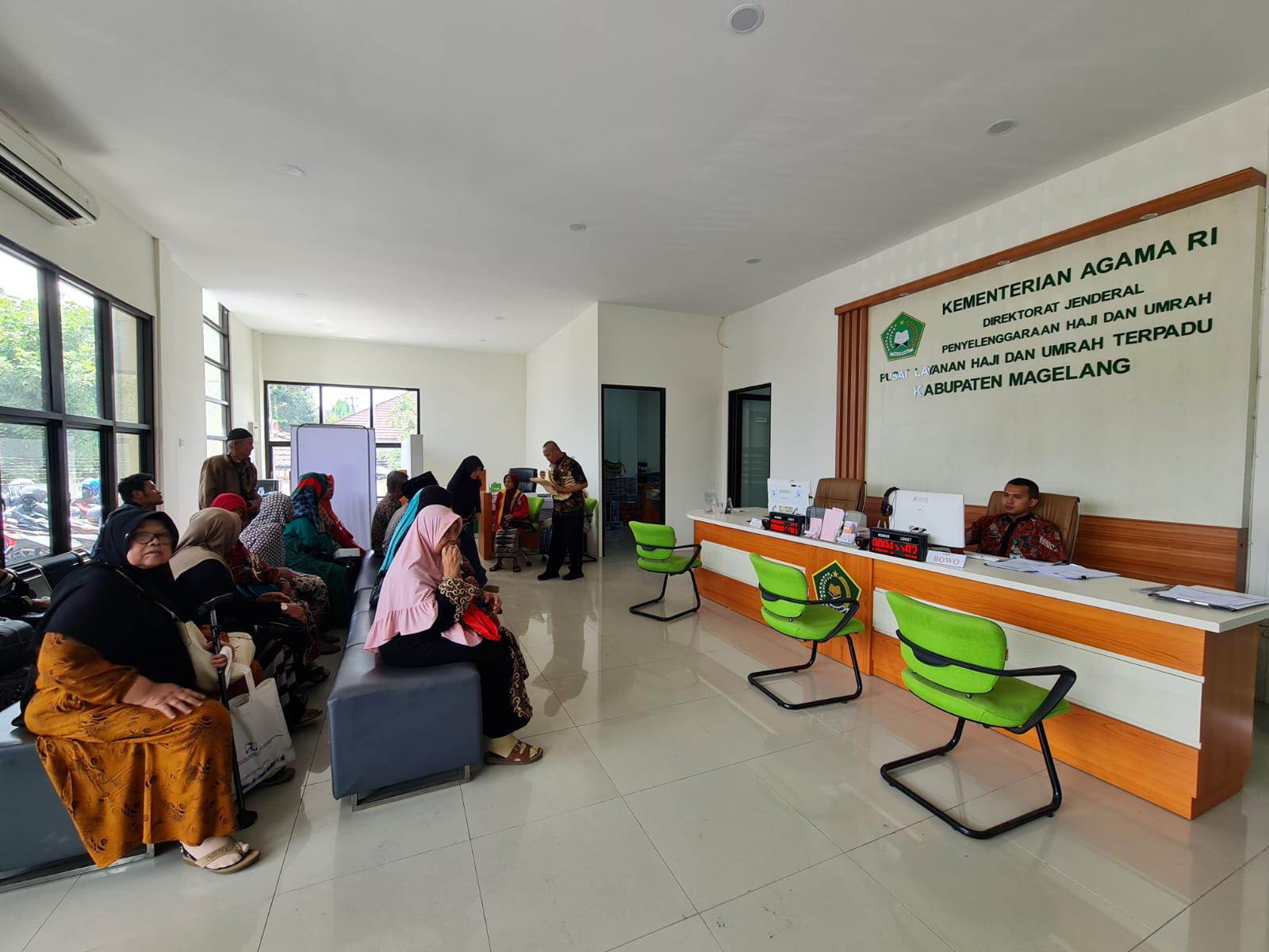 RAMAI: Suasana pusat layanan haji dan umrah terpadu di Kantor Kemenag Kabupaten Magelang. Saat ini, haji khusus bisa mulai melakukan pelunasan.