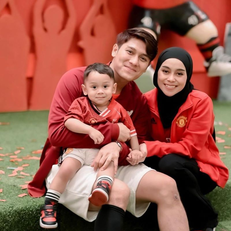 Potret Keluarga Leslar. Dari Kiri : Rizky Billar, Lesty Kejora  dan sang anak Levian. (Instagram/@Levianbillar)