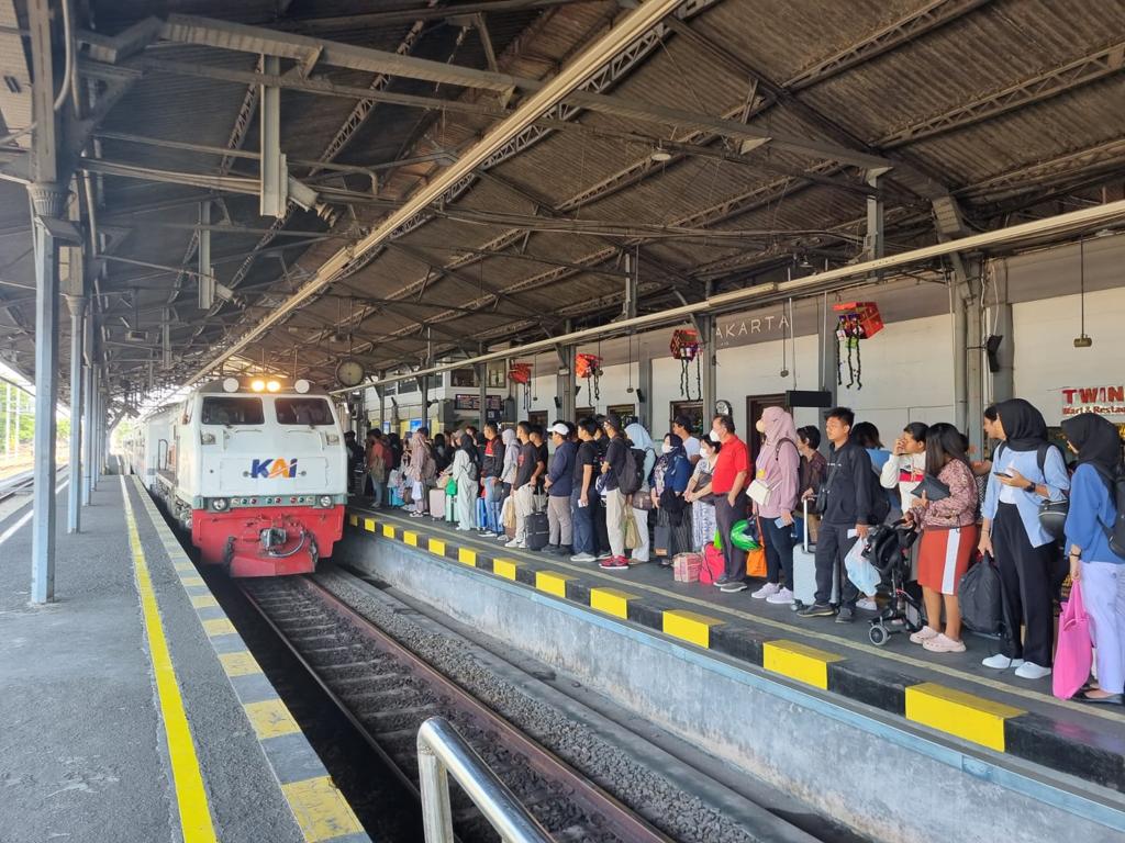 CEPAT: Kereta api layak menjadi pilihan untuk transportasi saat liburan nataru. (Dok Daop 6).
