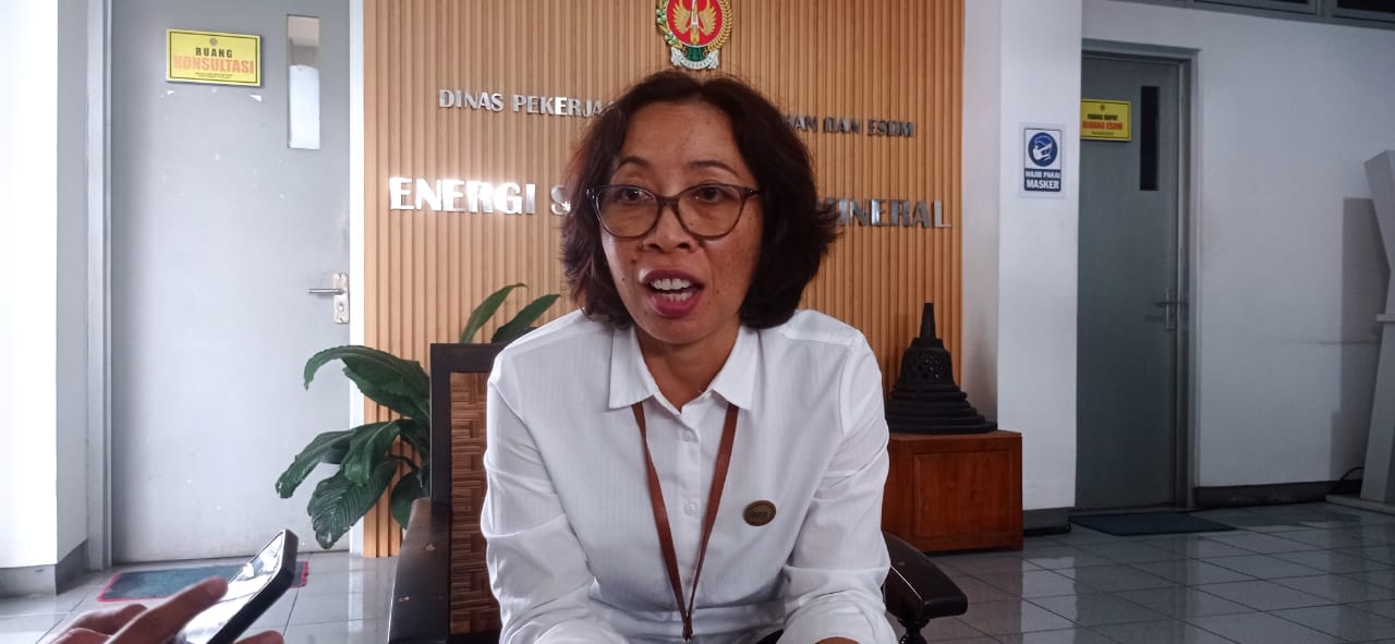 Kepala Bidang ESDM DPUPESDM DIY Ika Kurniawati di kantornya Rabu (27/12). (Winda Atika Ira P/Radar Jogja)