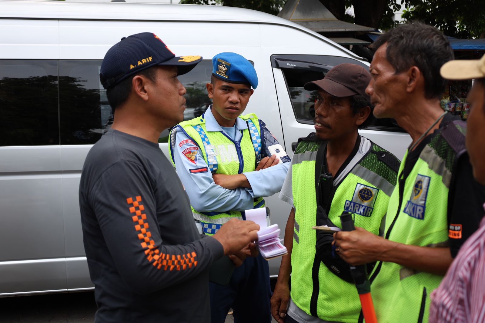 TEGAS: Petugas saat menindak kendaraan yang parkir sembarangan. (Dok. Dishub Kota Jogja)