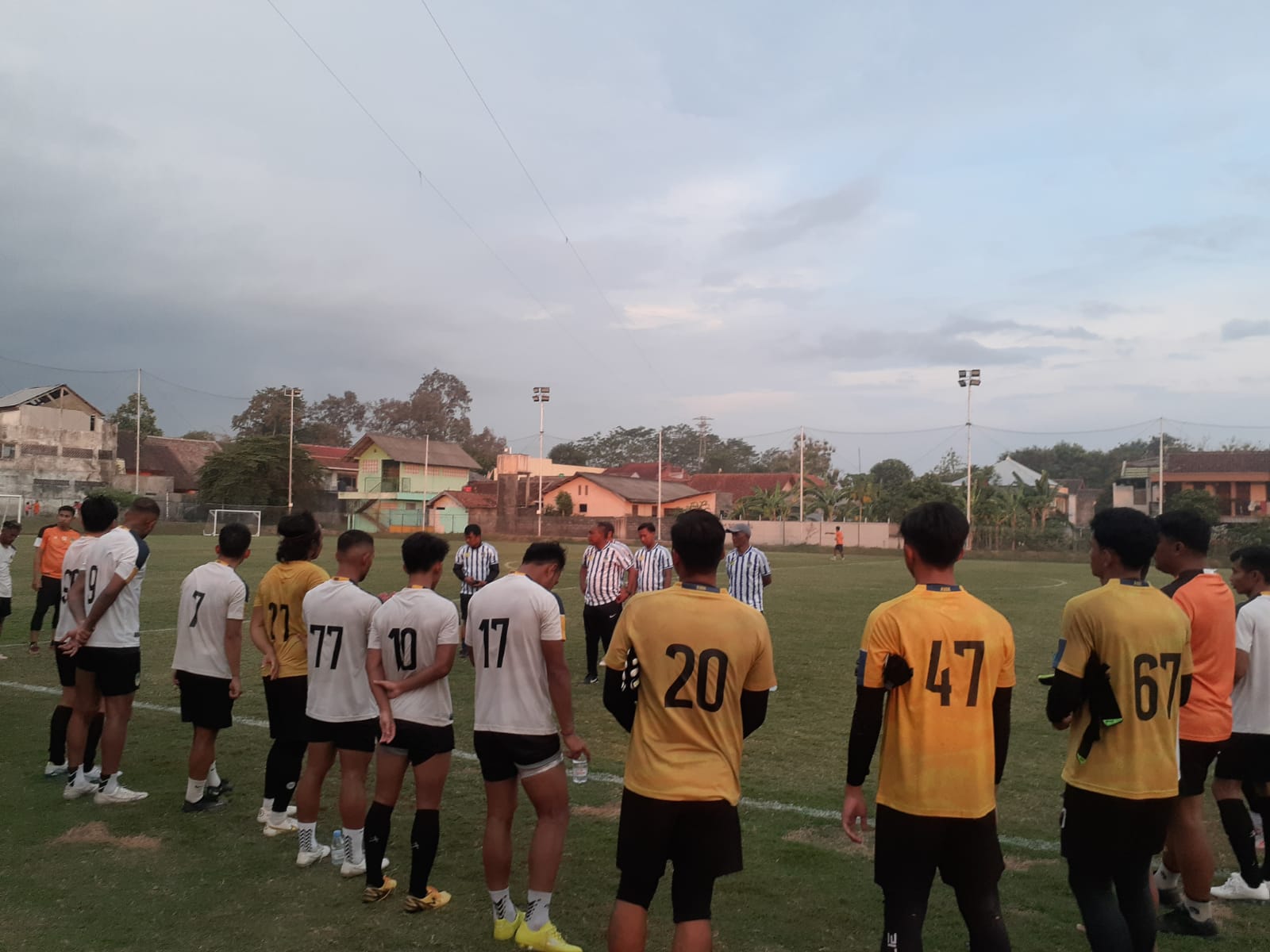 SPARTAN: Pemain PSIM Jogja berlatih di Maguwo Minisocer Park, Rabu (27/12). (Rizky Wahyu/Radar Jogja)