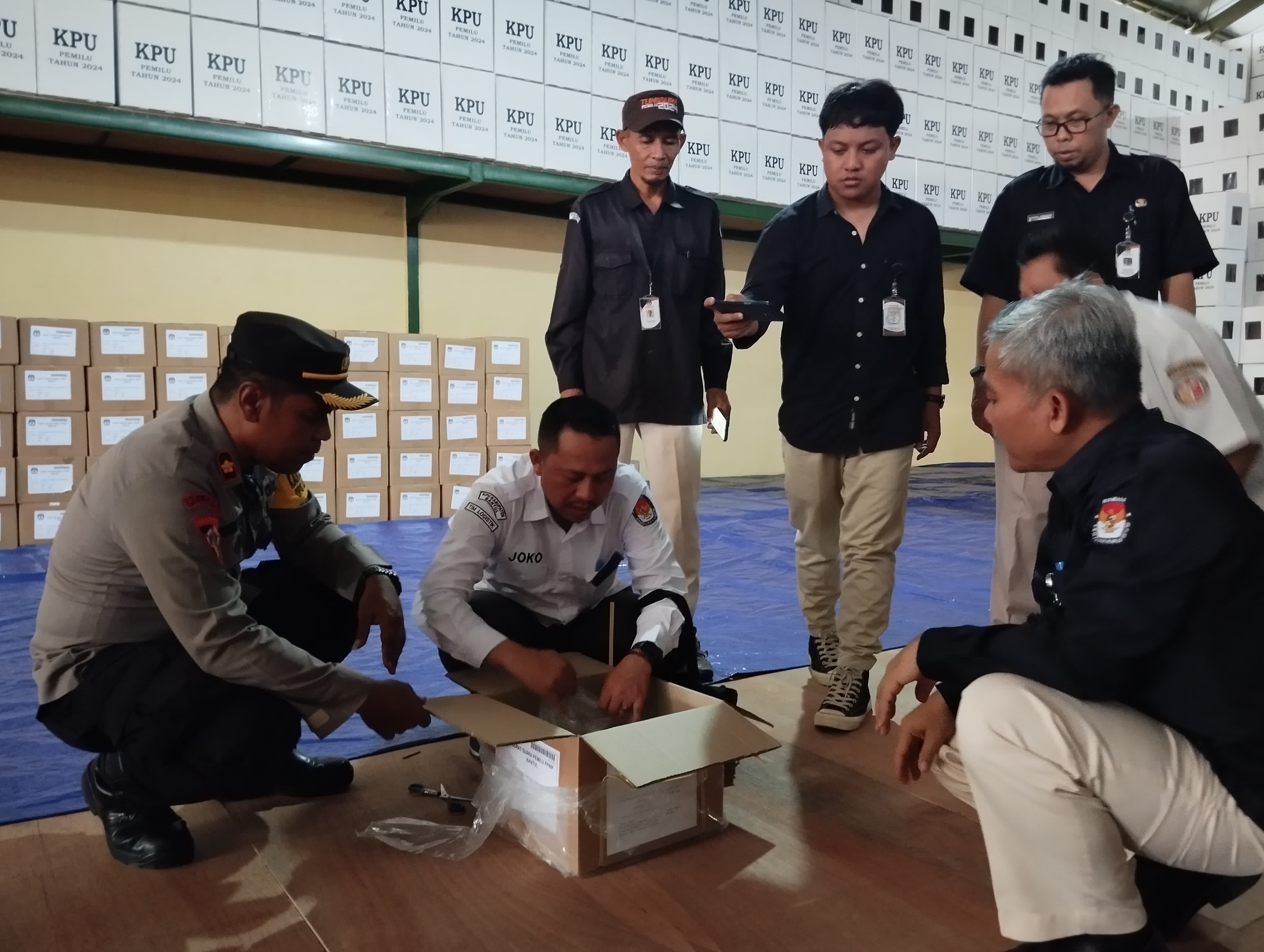 AMAN: Jajaran Polres Bantul bersama KPU Bantul menerima ratusan ribu surat suara Capres dan Cawapres Pemilu 2024 di Gudang Logistik KPU Bantul, Rabu (27/12). (Dok. Polres Bantul)