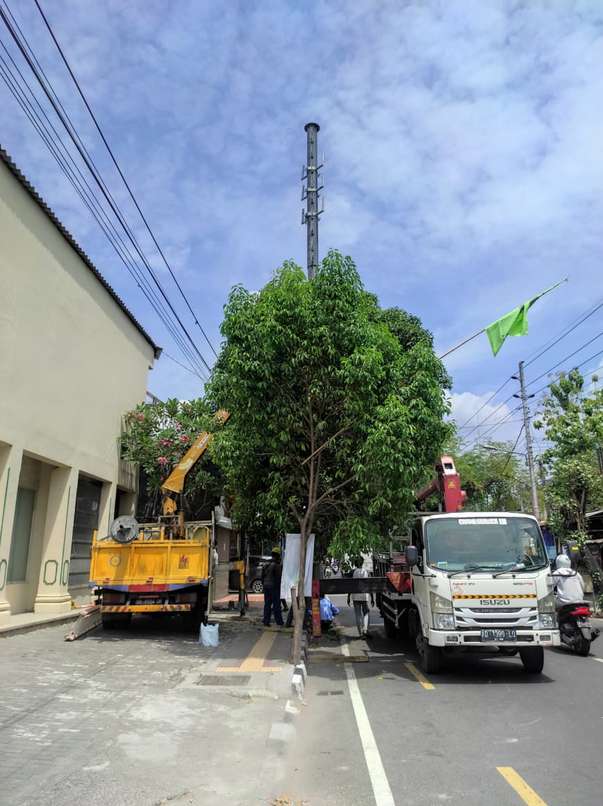 Satpol PP Kota Jogja melakukan pembongkaran terhadap menara telekomunikasi setinggi 20 meter lebih di Jalan Sisingmangaraja pada Selasa (26/12/2023).