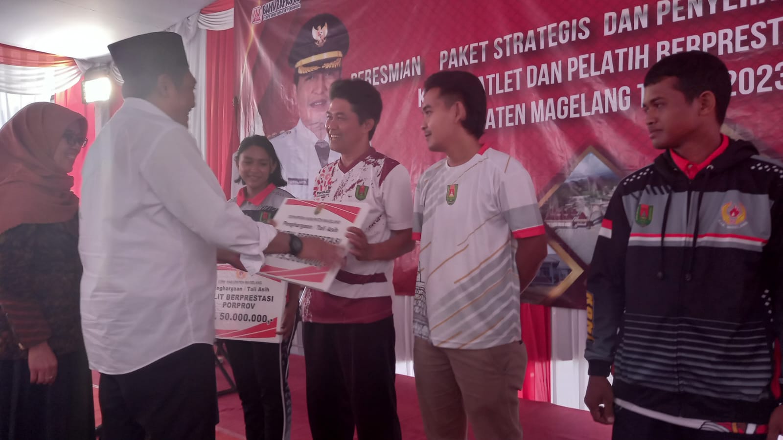 SIMBOLIS: Bupati Magelang Zaenal Arifin memberikan tali asih kepada atlet dan pelatih berprestasi di DTW Air Kalibening, Rabu (27/12).
