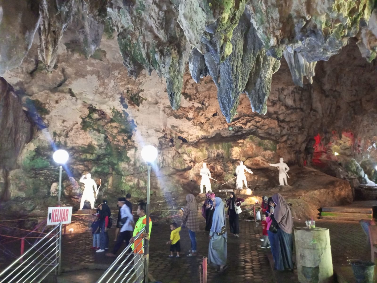 LIBURAN : Pengunjung menikmati keindahan Goa Jatijajar pada libur Natal dan Tahun Baru (Nataru). Goa yang berlokasi di Kecamatan Ayah ini menawarkan pemandangan stalaktit dan stalakmit. (M HAFIED)