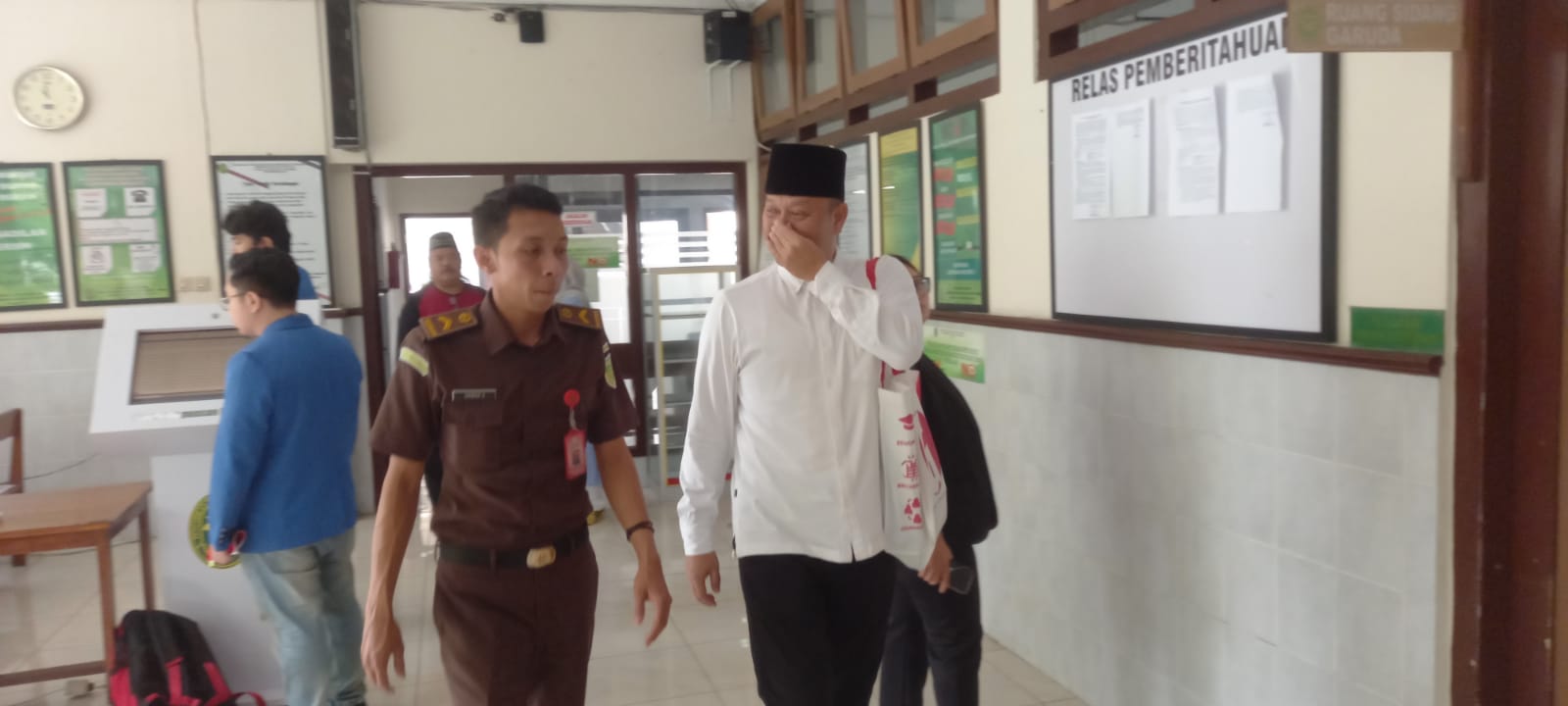 Agus Santoso (berpeci) (foto: Khairul Ma