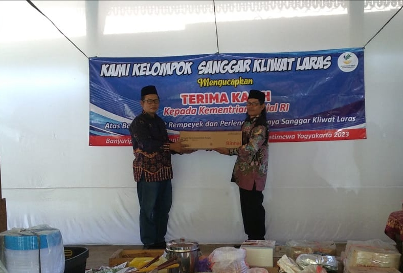 DARI PUSAT: Penyerahan bantuan Kemensos kepada Sanggar Kliwat Laras Sabtu (23/12).ISTIMEWA