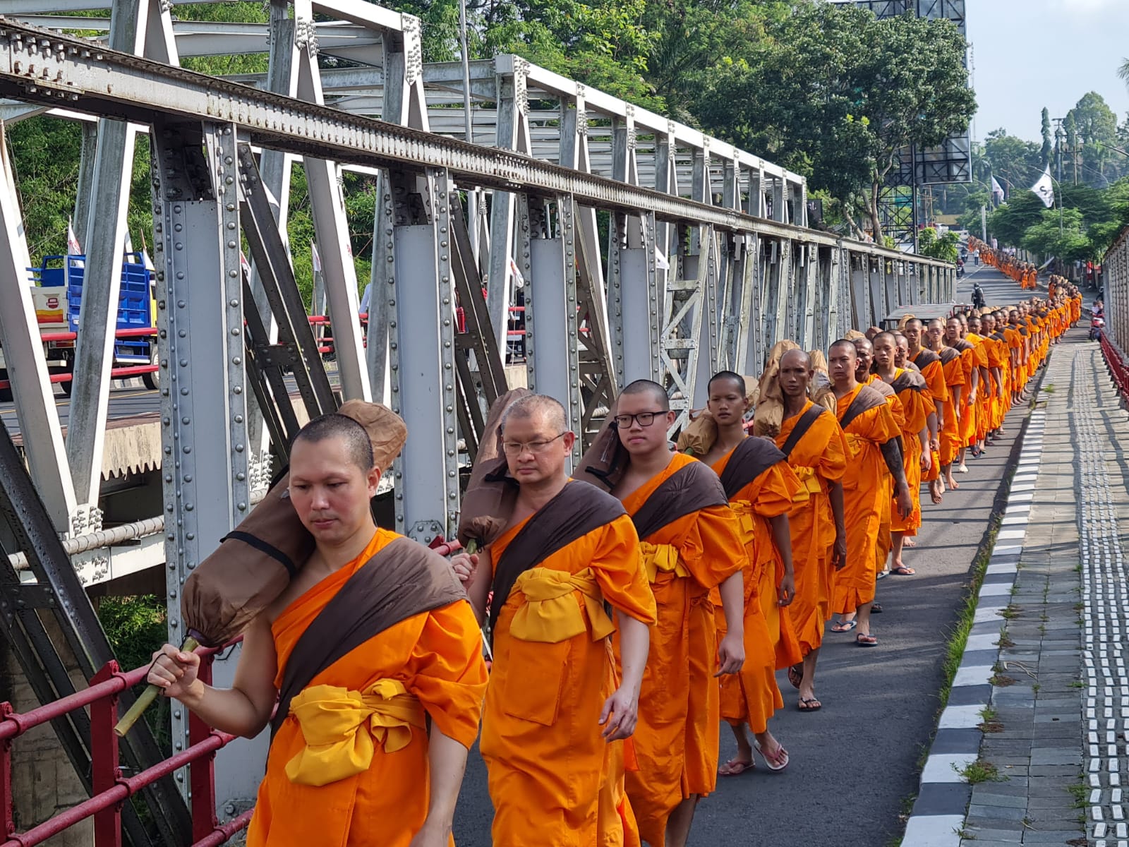 LAKU SPIRITUAL: Para peserta Pabbajja Samanera Sementara berjalan sembari bermeditasi dari Candi Ngawen menuju Candi Borobudur, Rabu (27/12/2023). Naila Nihayah/Radar Jogja