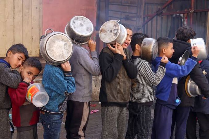 Anak-anak di jalur Gaza Palestina sedang berjajar mengantri mendapatkan jatah makan. Palestina mendesak PBB umumkan bencana kelaparan di jalur Gaza. (website/SinPoid)