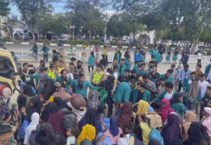 Mahasiswa Pindahkan Paksa Pengungsi Rohingya ke Kantor Kemenkumham Aceh