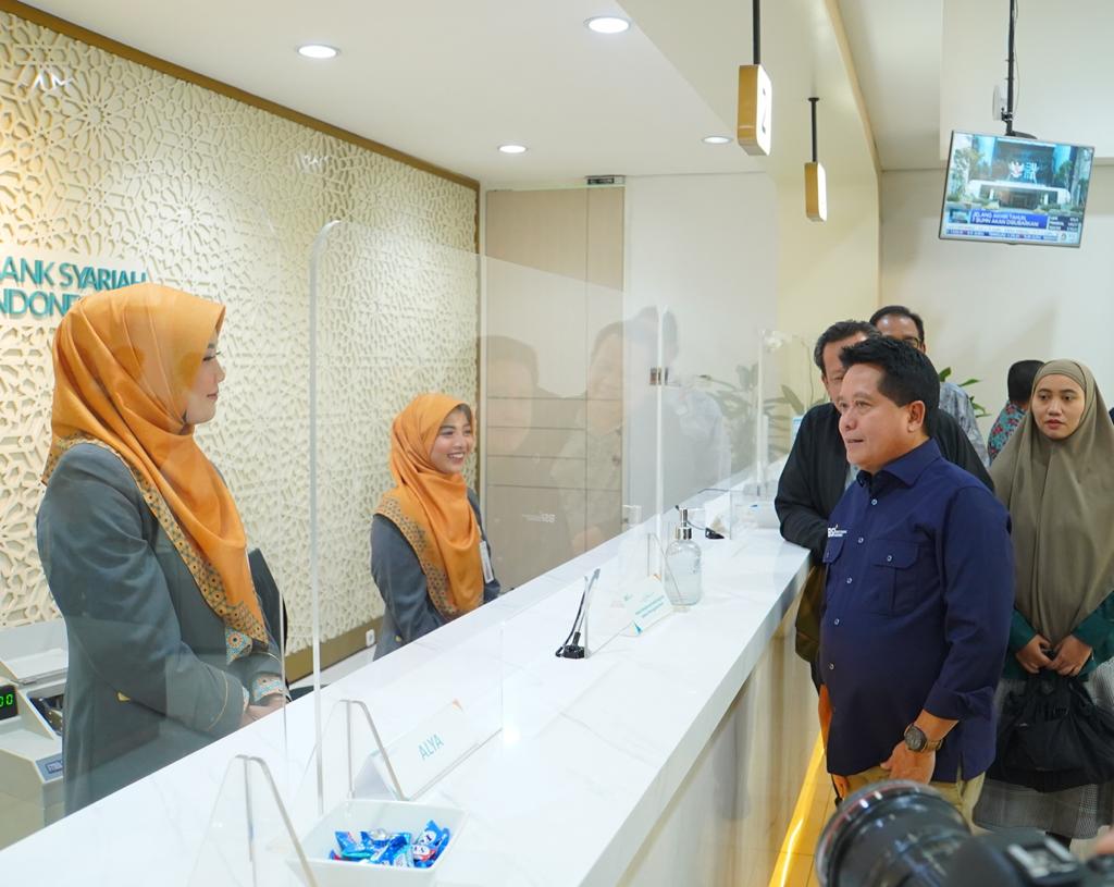 CEK: Direktur Utama BSI Hery Gunardi sedang berbincang dengan nasabah di Kantor Cabang BSI Mayestik Jakarta Selatan. (BSI)