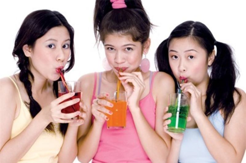 Ilustrasi tiga perempuan cantik konsumsi minuman berwarna dan banyak gula. (baoquangninh.vn)