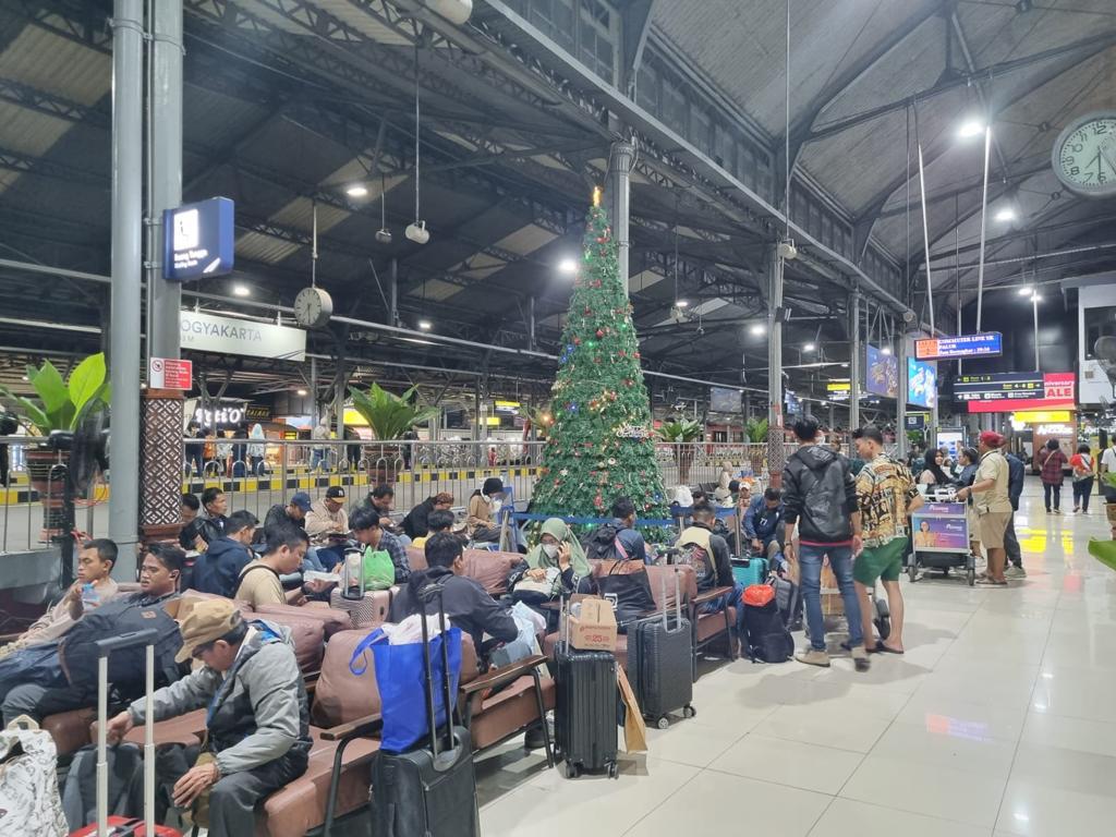 PENUH: Penumpang menanti di peron Stasiun Tugu Jogja. (Dok Daop 6)