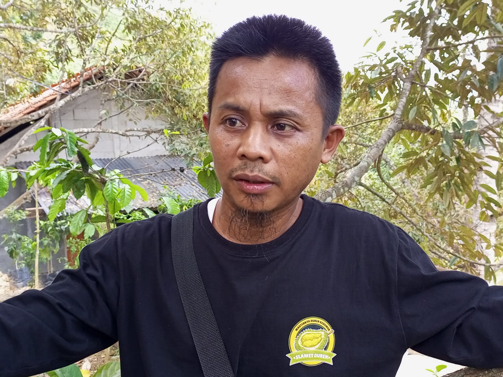 EMAS: Kepala Desa Kedunggong Slamet yang begitu peduli kepada ODGJ. (M Hafied/Radar Kebumen)
