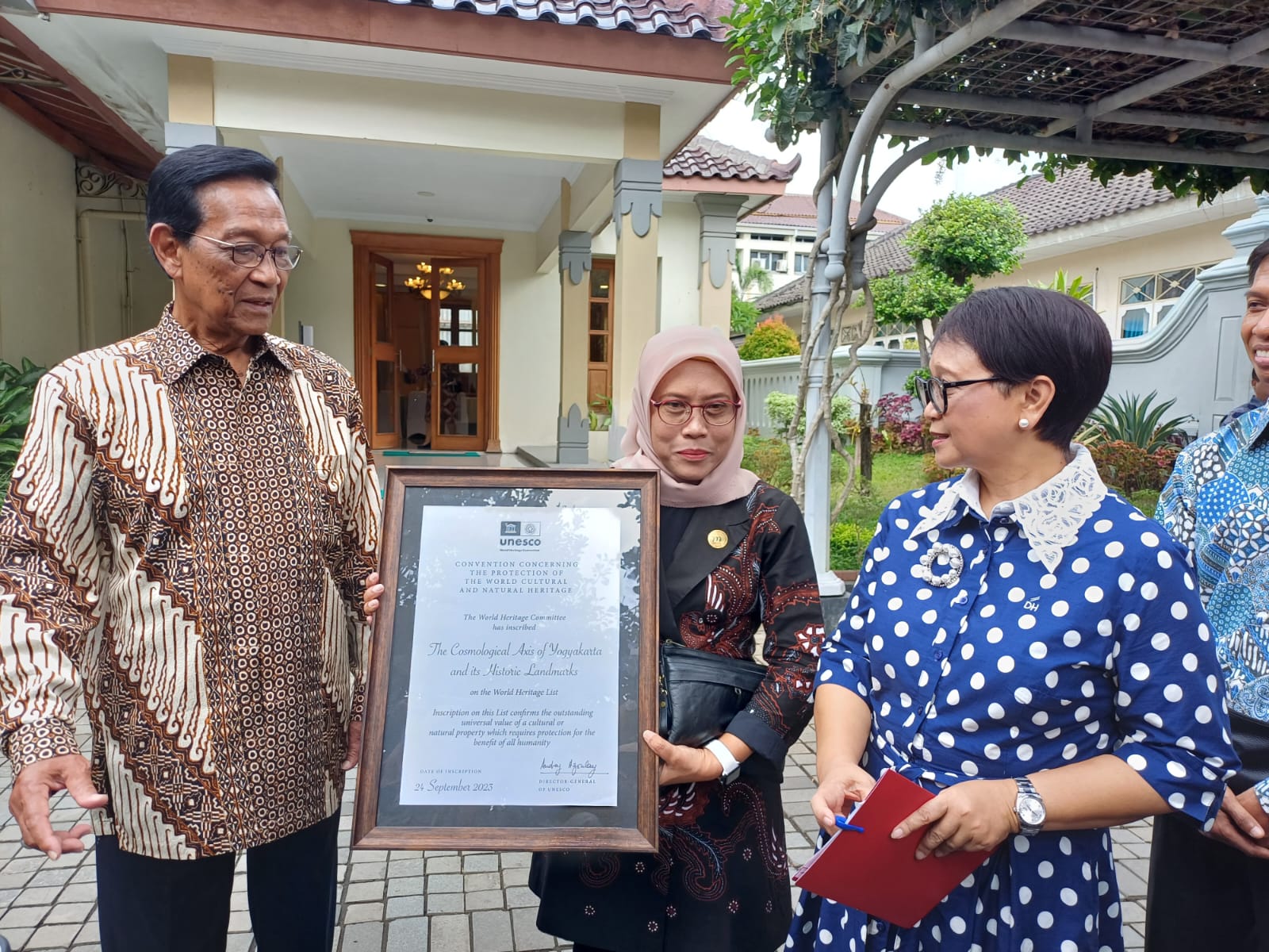 Kepala Disbud DIY bersama Dian Lakhsmi Pratiwi (tengah) bersama Menlu Retno Marsudi dan Gubernur DIY Hamengku Buwono X di Kepatihan Jogja Kamis (28/12). (Winda Atika Ira P/Radar Jogja)