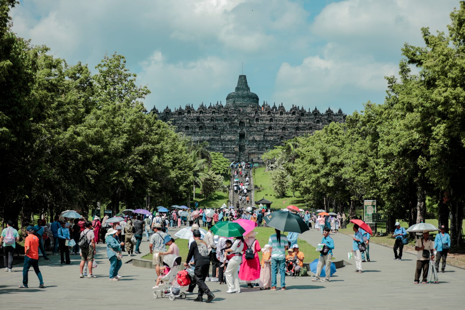 PUNCAK: Suasana kunjungan destinasi wisata yang dikelola PTBTaman Wisata Candi (TWC) Borobudur Prambanan dan Ratu Boko saat libur natal beberapa waktu lalu. (Dok Humas TWC)